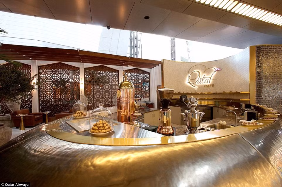 Khi tới sân bay Hamad (Qatar), hành khách có cảm giác như đặt chân vào khách sạn 5 sao sang trọng, như quán cà phề dát vàng này là một ví dụ.