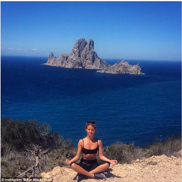 Xu hướng chụp ảnh tập yoga giữa không gian rộng lớn đã trở nên nhàm chán trong cộng đồng mạng.