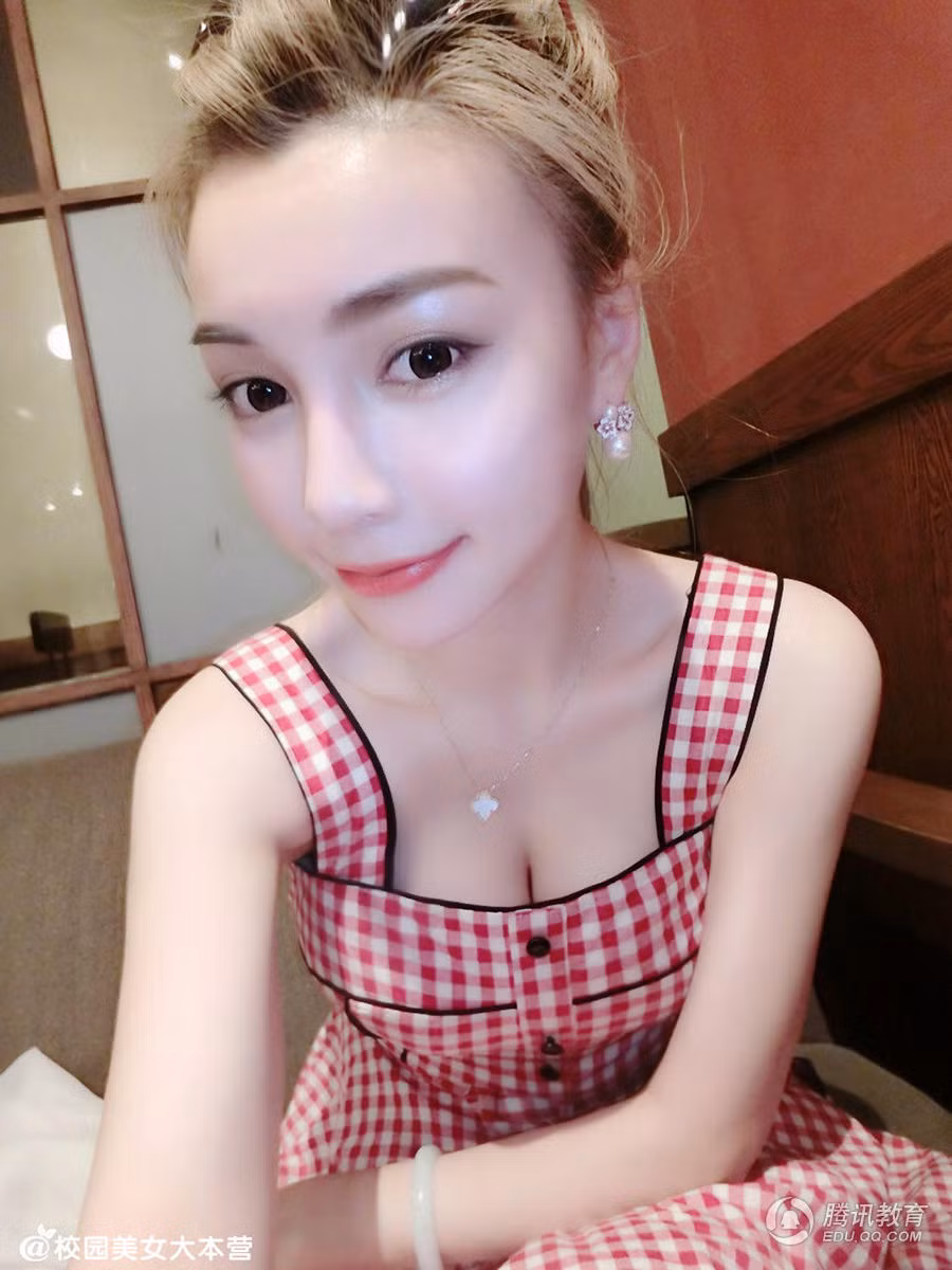 Bức ảnh "tự sướng" của nữ viên trường Đại học Dệt may Vũ Hán.