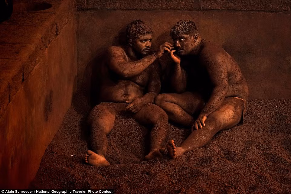 Hai đô vật được mát-xa theo cách truyền thống ở Kushti, Ấn Độ.