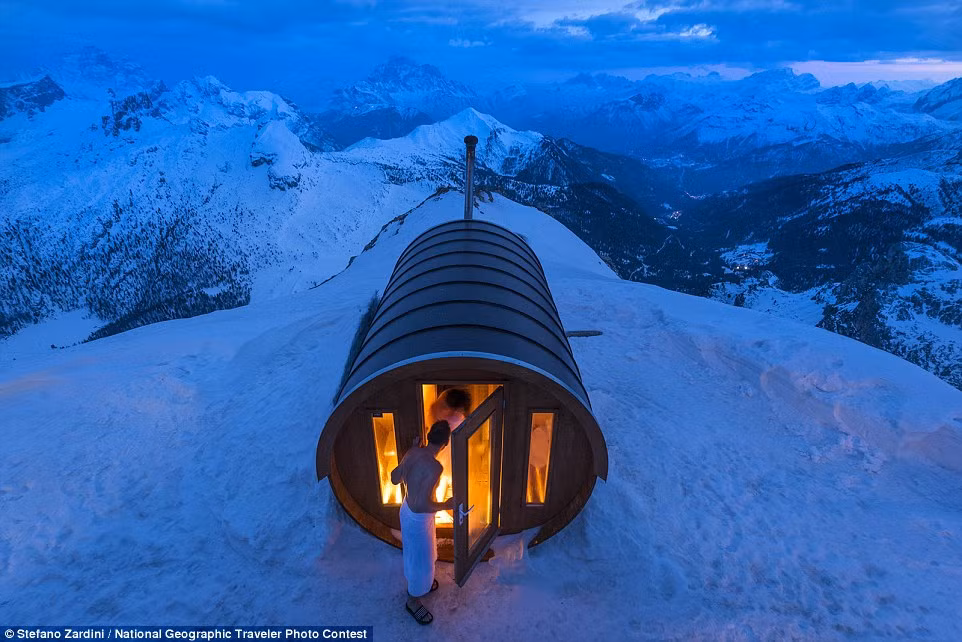 Phòng tắm hơn nằm ở độ cao 2.800 m trên đỉnh núi Alps ở Cortina, Italia.