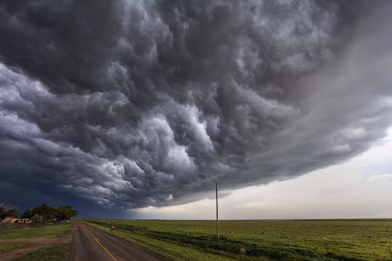 Mây đen dần phủ kín bầu trời ở Dalhart, bang Texas.