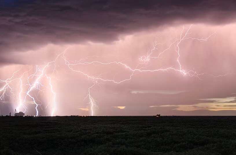 Sét đánh sáng lóa trên bầu trời ở Dalhart, bang Texas.