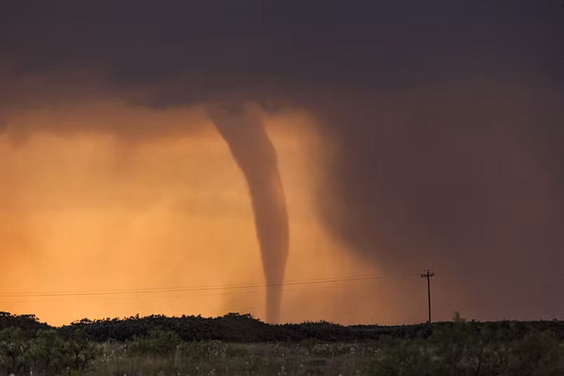 Lốc xoáy khổng lồ quét qua vùng ngoại ô Milnesand, bang New Mexico.