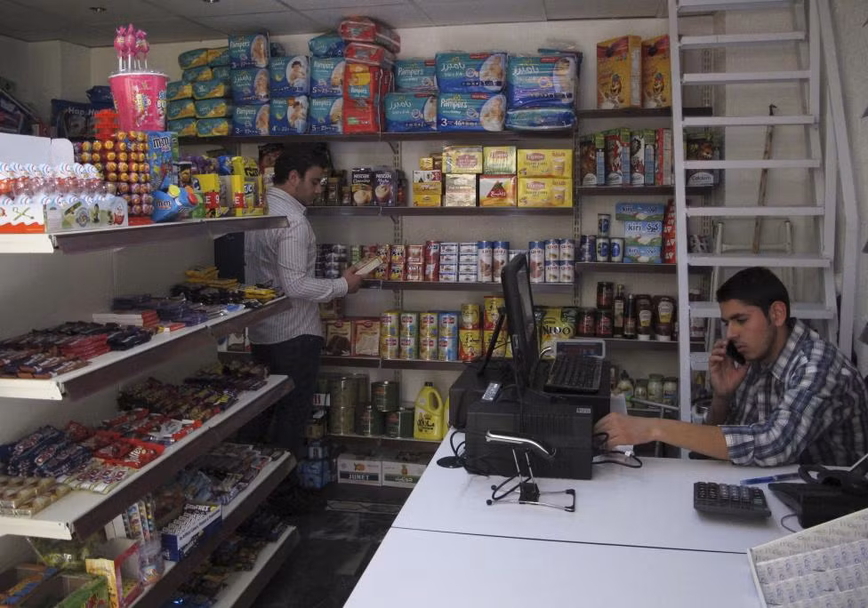 Khách hàng chọn thực phẩm trong một cửa hàng ở Damascus.