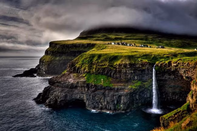Ngôi làng Gasadalur, quần đảo Faroe, ở nơi tận cùng thế giới.