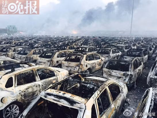 Không chiếc xe nào còn nguyên vẹn.
