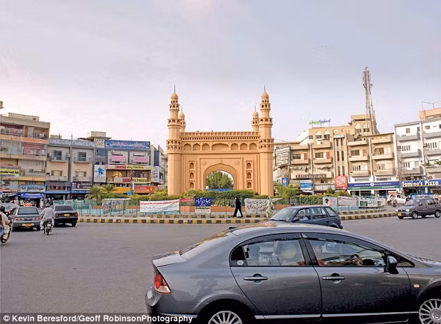 Vòng xuyến với mô hình nhà thờ Hồi giáo ở giữa tại thủ đô Karachi, Pakistan.