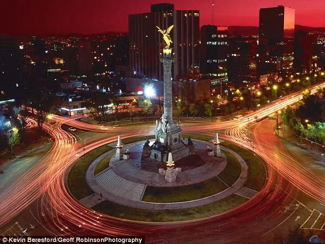 Tượng đài Thiên thần tự do được xây dựng ở giữa vòng xuyến tại thành phố Mexico City, Mexico.