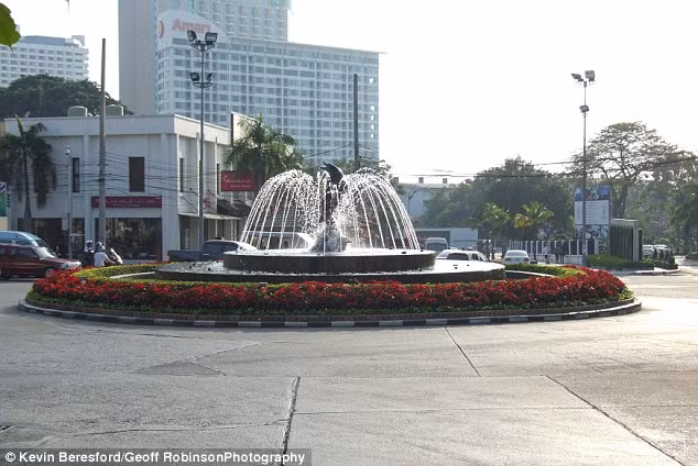 Đài phun nước với chủ đề cá heo nhảy múa ở giữa vòng xuyến tại thành phố Pataya, Thái Lan.