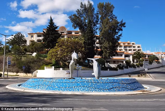 Vòng xuyến mang tên “Bể bơi cá heo” ở thành phố Algarve, Bồ Đào Nha.