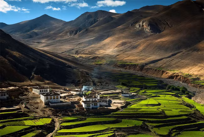 Những ngôi làng nhỏ thanh bình trên dãy núi Himalayas, Tây Tạng, Trung Quốc.