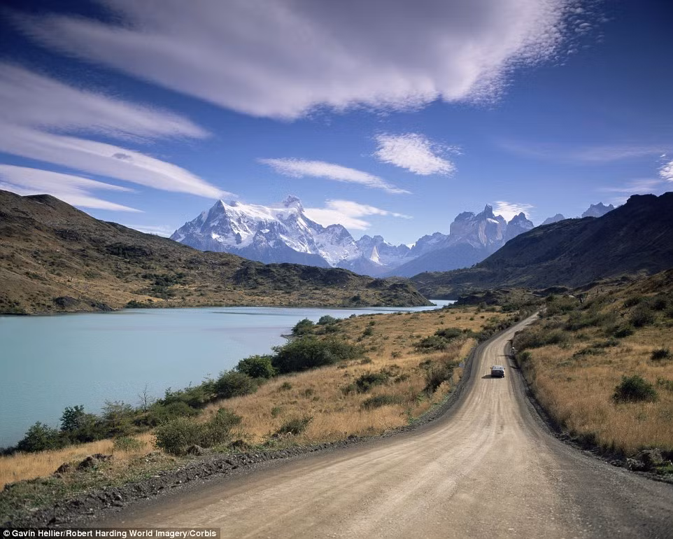 Nếu bạn muốn chiêm ngưỡng vẻ hùng vĩ của dãy núi Andes, bạn thực hiện hành trình bằng xe ô tô chạy dọc con đường Trans-Andean ở Chile.