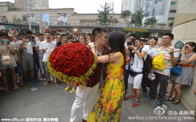 Ngay sau khi bạn gái chấp nhận lời cầu hôn, cảnh sát đã có mặt tại hiện trường và đưa họ đi.