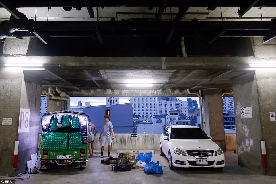Trong thời gian nghỉ ban đêm, nhóm sinh viên đã tranh thủ sạc điện cho chiếc xe của họ.