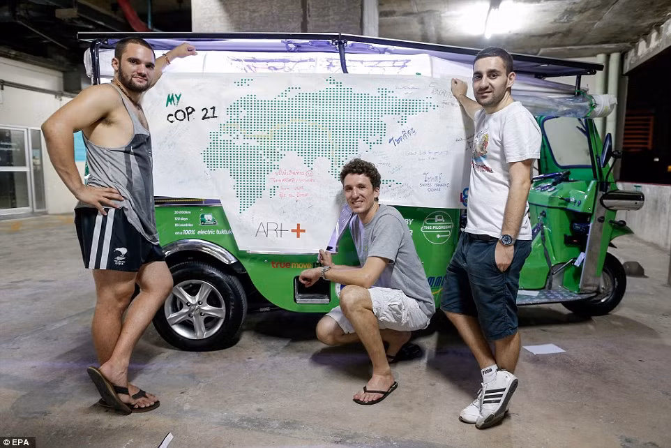 Ba chàng trai chụp ảnh với chiếc xe tuk tuk điện ngay trước thời điểm họ khởi hành từ Bangkok ngày 9/8.