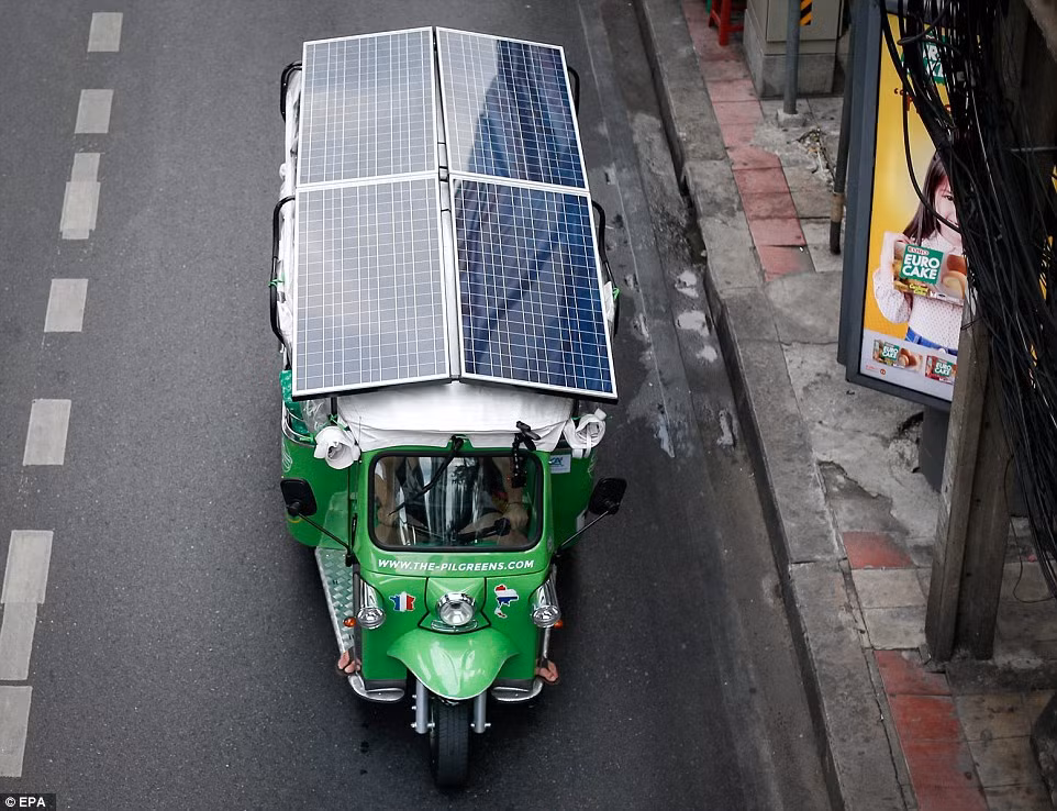 Dự kiến, họ sử dụng xe tuk tuk chạy điện để đi qua 15 nước khác nhau với quãng đường lên tới 20.000 km trong vòng 120 ngày.