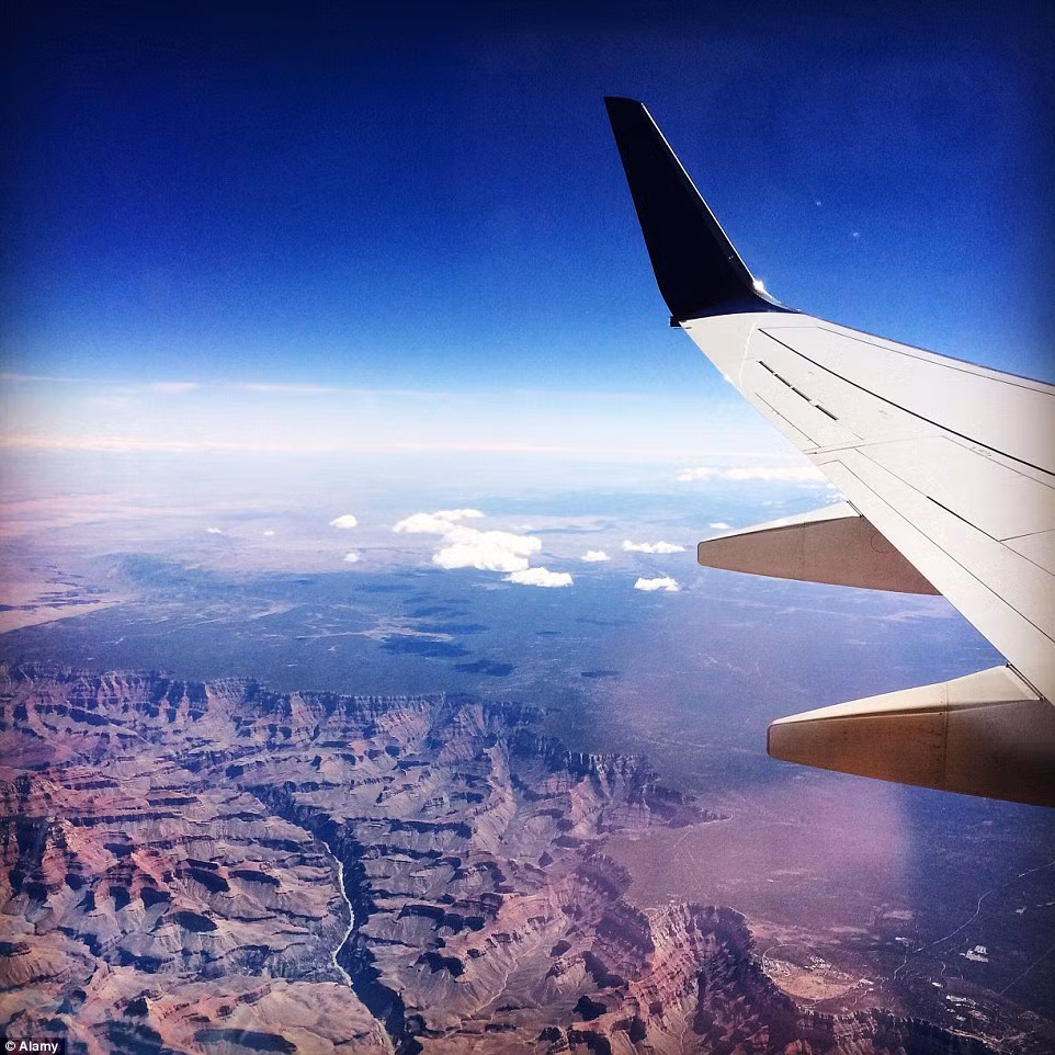 Bạn sẽ mất một khoản tiền không nhỏ để tham quan dãy núi Grand Canyon nổi tiếng bằng trực thăng, nhưng sẽ rẻ hơn nhiều nếu bạn lựa một tuyến bay thương mại qua khu vực này.