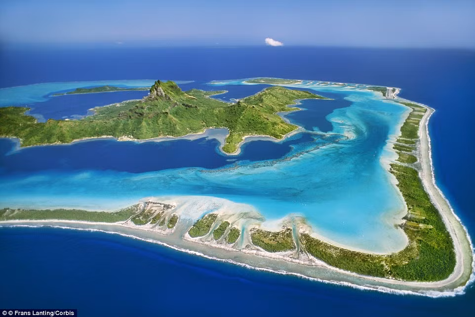 Rất nhiều tuyến bay qua quần đảo Bora Bora của Pháp ở Thái Bình Dương.