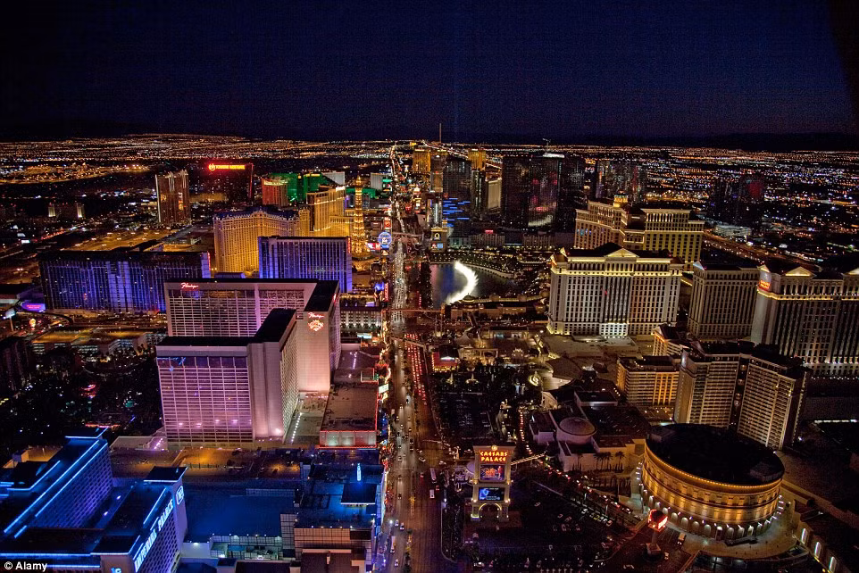 Thành phố Las Vegas đẹp rực rỡ trong đêm nhìn từ máy bay trên cao.