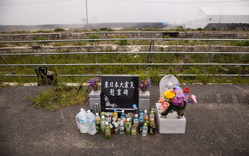 Một địa điểm tưởng niệm tại thị trấn Fukushima.