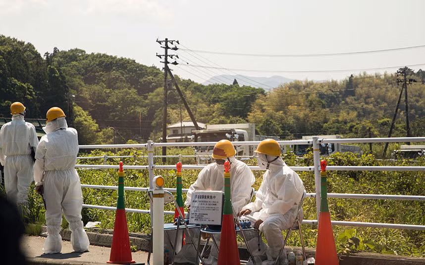 Khoảng 7.000 công nhân "trang bị bảo hộ tận răng" hàng ngày vào trong nhà máy điện hạt nhân Fukushima để dọn dẹp rác thải phóng xạ.