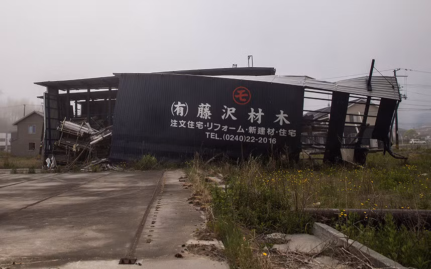Một ngôi nhà tại thị trấn Fukushima bị phá hủy bởi động đất-sóng thần cách đây bốn năm.