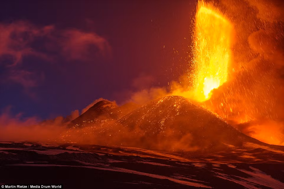 Màu hồng của bầu trời hòa quyện với màu đỏ sáng lóa của dung nham núi lửa Etna ở Sicily, Italia.