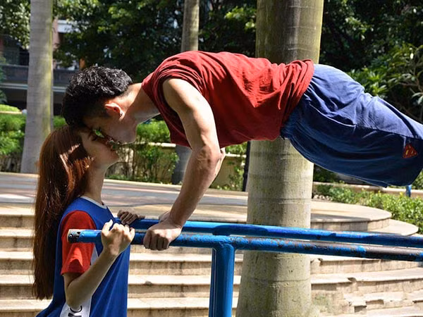 Cap doi yeu nhau noi cong cong khien bao nguoi ghen ti
