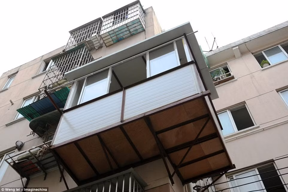 Người dân tự ý cơi nới ra bên ngoài cửa sổ tại một tòa nhà chung cư ở Thượng Hải.