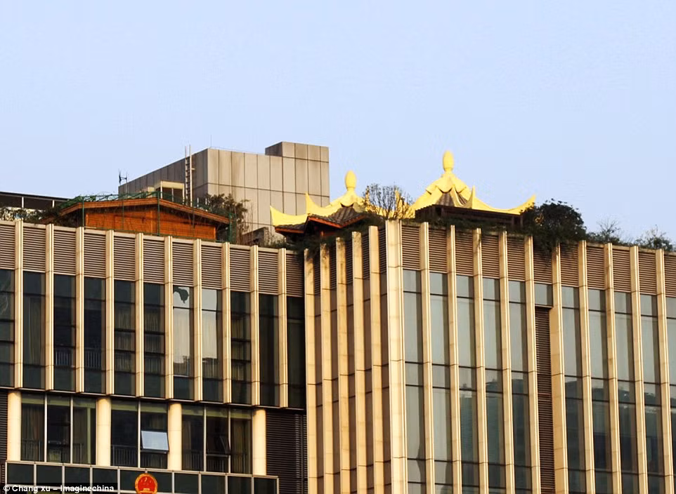 Một tòa nhà chính phủ ở Trùng Khánh với nhiều kiến trúc lạ ở trên đỉnh.
