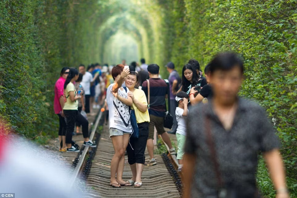 Du khách đứng chật kín đường ray chạy qua đường hầm tình yêu ở Nam Kinh.