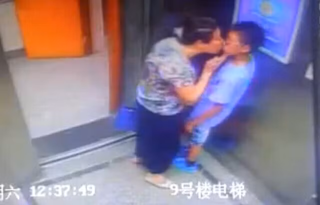 Ba lao cuong hon cau be trong thang may gay phan no