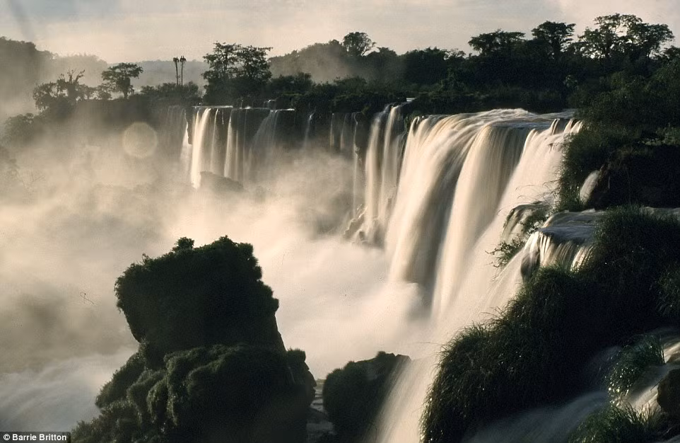 Thác Iguazu nằm giữa biên giới Brazil và Argentina được coi là một trong những kỳ quan thiên nhiên thế giới.