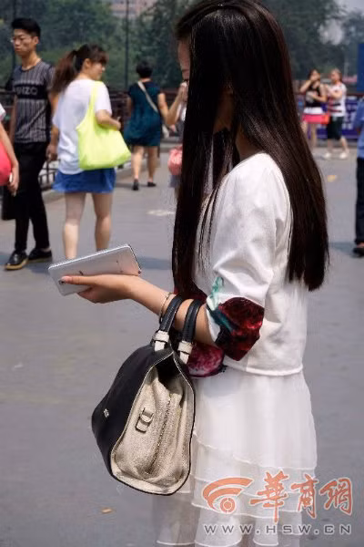 Có lẽ, chàng trai cần nghĩ ra một màn cầu hôn độc đáo hơn để thuyết phục được bạn gái.