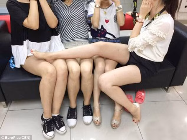 Các cô gái chụp ảnh khoe chân dài trên mạng xã hội.