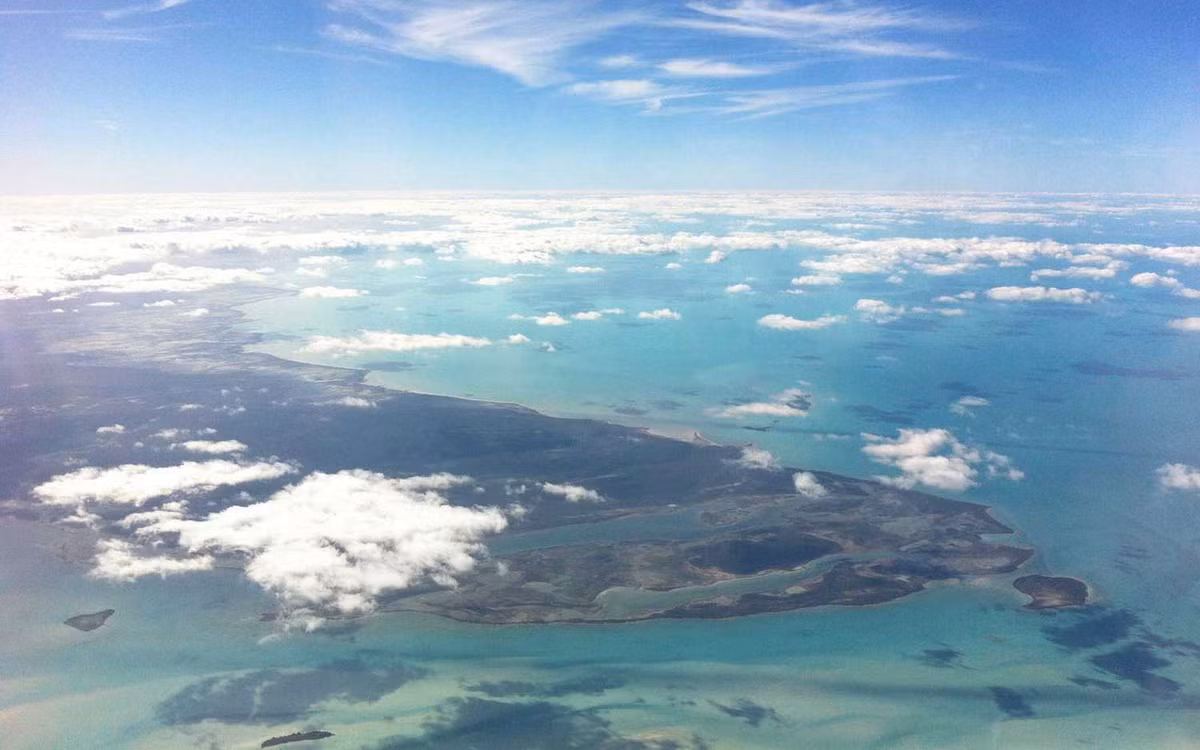 1. Tam giác quỷ Bermuda (Bermuda Triangle): Nằm ở phía tây bắc Đại Tây Dương, khu vực này nổi tiếng với những vụ mất tích bí ẩn của tàu thuyền và máy bay. Nhiều giả thuyết đã được đưa ra, từ hiện tượng tự nhiên đến các lý thuyết về người ngoài hành tinh.