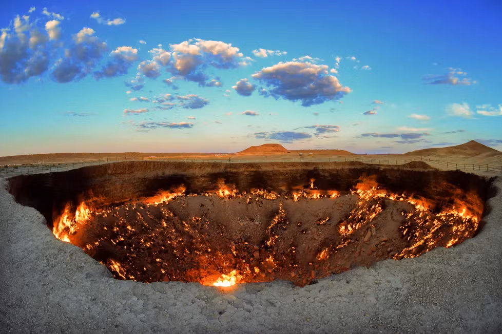 3. Cổng địa ngục Darvaza (Turkmenistan): Đây là một hố lửa khổng lồ nằm giữa sa mạc Karakum, được tạo ra khi các nhà khoa học Liên Xô cố gắng khai thác khí đốt tự nhiên vào năm 1971. Hố lửa này đã cháy liên tục suốt hơn 50 năm.