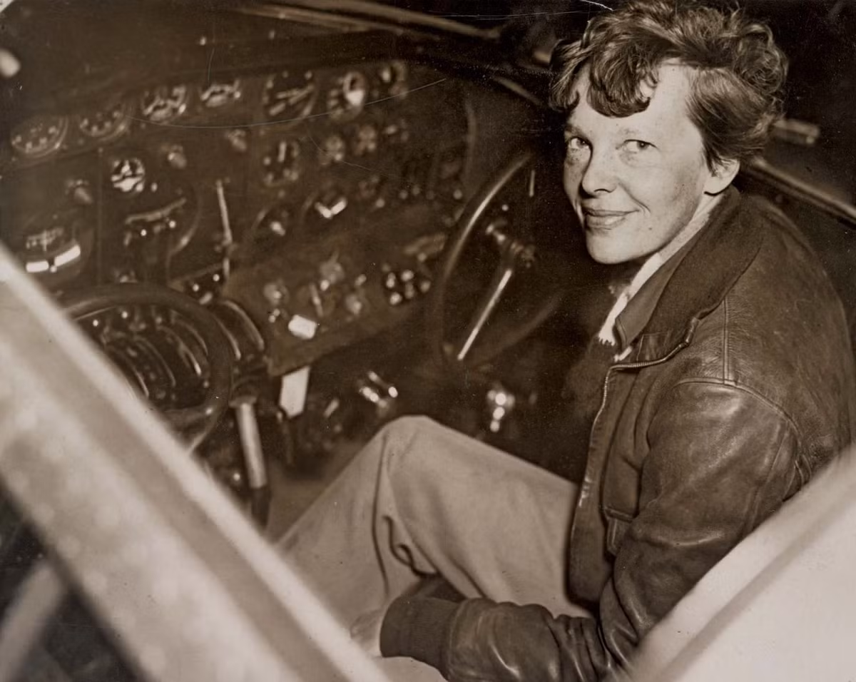 1. Amelia Earhart – Huyền thoại mất tích trên bầu trời: Amelia Earhart, nữ phi công nổi tiếng người Mỹ, đã biến mất vào năm 1937 khi đang cố gắng thực hiện chuyến bay vòng quanh thế giới cùng người đồng hành Fred Noonan. Sau khi cất cánh từ Lae, Papua New Guinea, Earhart đã không còn liên lạc với thế giới.