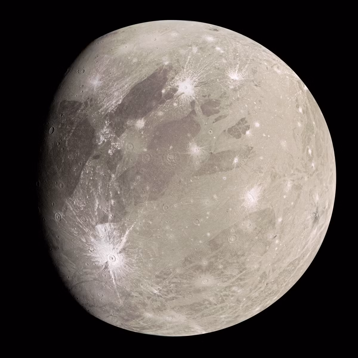 Ganymede, vệ tinh tự nhiên lớn nhất của Sao Mộc và cũng là vệ tinh lớn nhất trong Hệ Mặt Trời, đã thu hút sự chú ý của các nhà khoa học từ khi được phát hiện bởi Galileo Galilei vào năm 1610. Với đường kính khoảng 5,268 km, Ganymede thậm chí còn lớn hơn cả Sao Thủy. (Ảnh: Wikipedia)