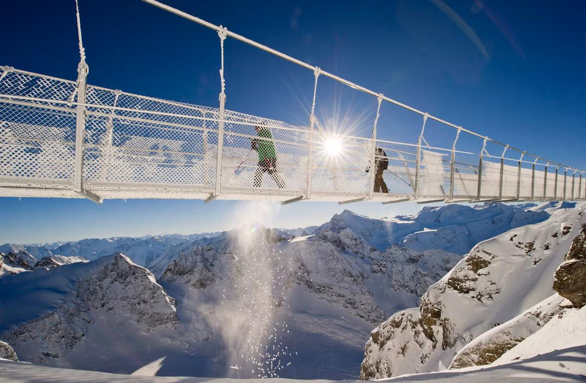 10. Cầu treo Titlis Cliff Walk, Thụy Sĩ: Cầu treo Titlis Cliff Walk nằm ở độ cao 3.041m trên dãy Alps, Thụy Sĩ. Đây là cây cầu treo cao nhất châu Âu và mang đến một tầm nhìn tuyệt đẹp nhưng cũng đầy nguy hiểm. (Ảnh: Škoda Storyboard)