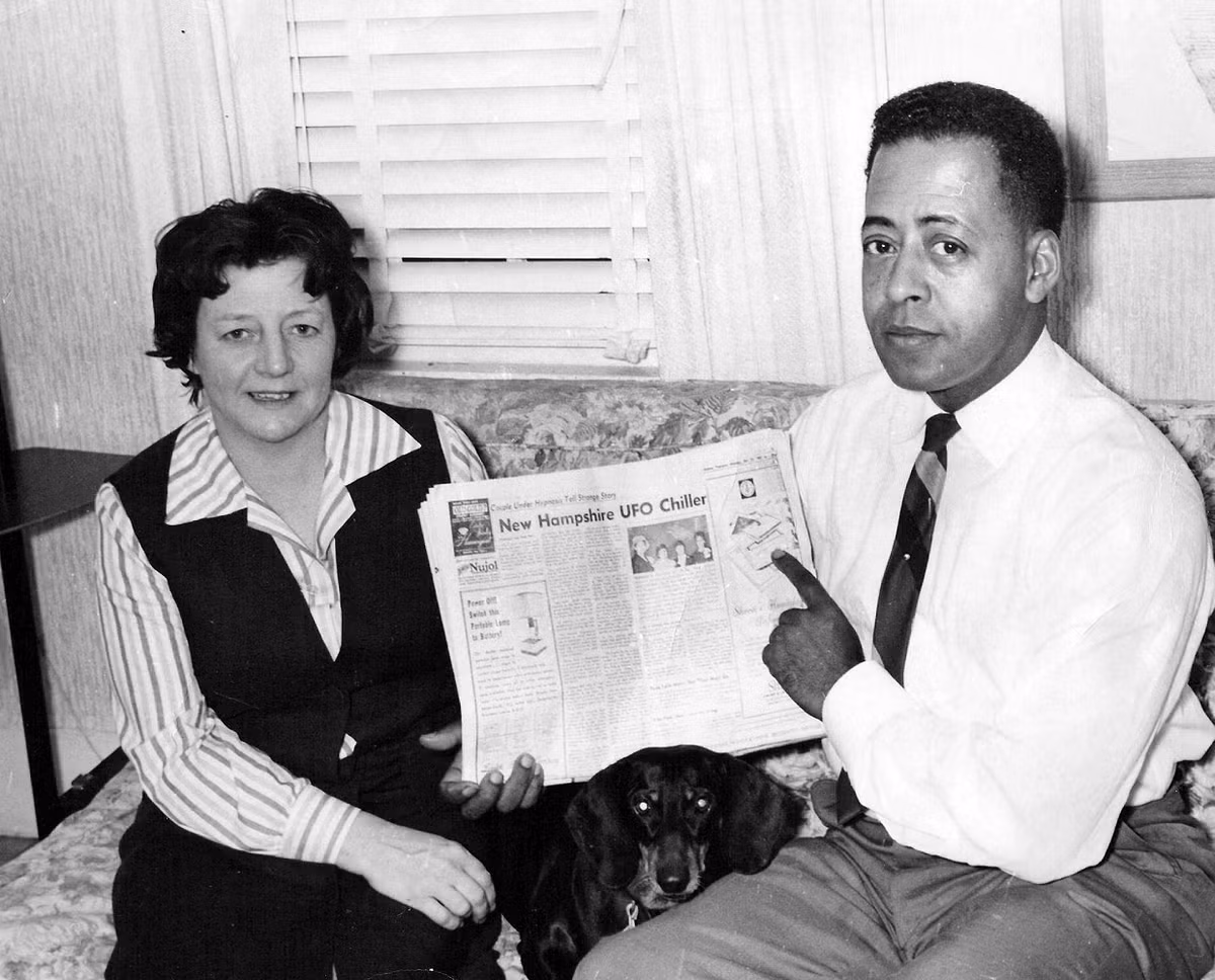 3. Vụ bắt cóc Barney và Betty Hill, New Hampshire, Mỹ (1961) Barney và Betty Hill tuyên bố rằng họ đã bị người ngoài hành tinh bắt cóc khi đang lái xe về nhà. Họ kể lại rằng đã bị đưa lên một con tàu và trải qua các cuộc kiểm tra y tế kỳ lạ. (Ảnh:CNN)