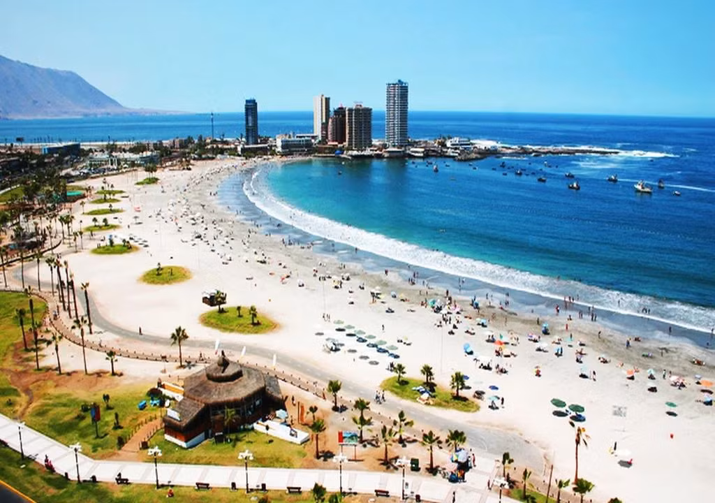 Iquique nằm ở phía tây của sa mạc Atacama và Pampa del Tamarugal, với dân số khoảng 216.419 người theo điều tra dân số năm 2002. (Ảnh: My Guide Chile)
