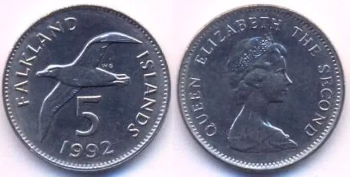 Đồng 5 xu đảo Falkland: Đây được xem là biểu tượng niềm hạnh phúc khi trở về nhà của những thủy thủ hay người đi biển dài ngày trên toàn thế giới. Sự xuất hiện rất đúng lúc của những chú chim là dấu hiệu chỉ báo đất liền đang ở phía trước. Câu chuyện về những chuyến đi biển may mắn này được truyền lại cho nhiều đời sau trên đồng 5 xu của người dân đảo Falkland.