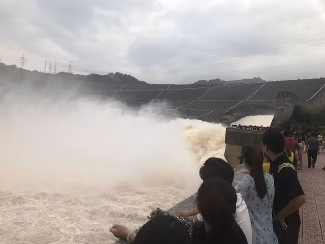 14h ngày 8/9, thủy điện Hòa Bình và Tuyên Quang xả lũ 14h ngay 8/9, thuy dien Hoa Binh va Tuyen Quang xa lu