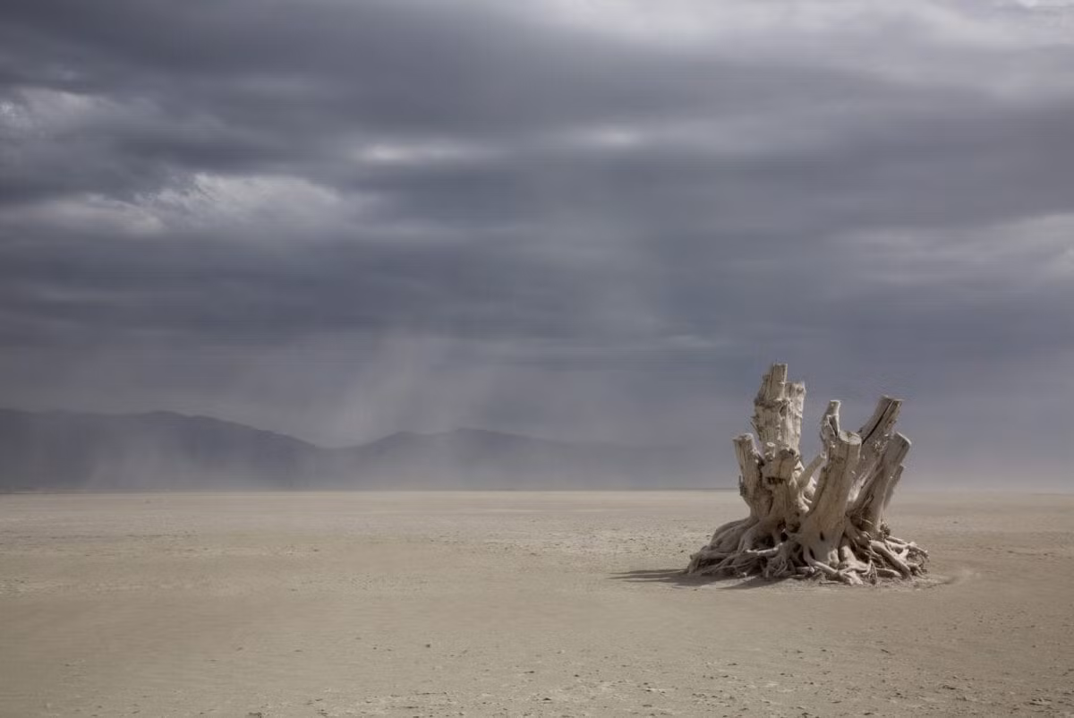 Great Salt Lake không chỉ là một kỳ quan thiên nhiên mà còn là một phần quan trọng trong lịch sử và văn hóa của người dân Utah. Hồ này từng là một phần của hồ Bonneville cổ đại, một hồ nước ngọt khổng lồ bao phủ phần lớn khu vực Tây Bắc Hoa Kỳ trong kỷ băng hà cuối cùng. Khi hồ Bonneville rút đi, nó để lại Great Salt Lake như một di tích của quá khứ.(Ảnh:SnowBrains)