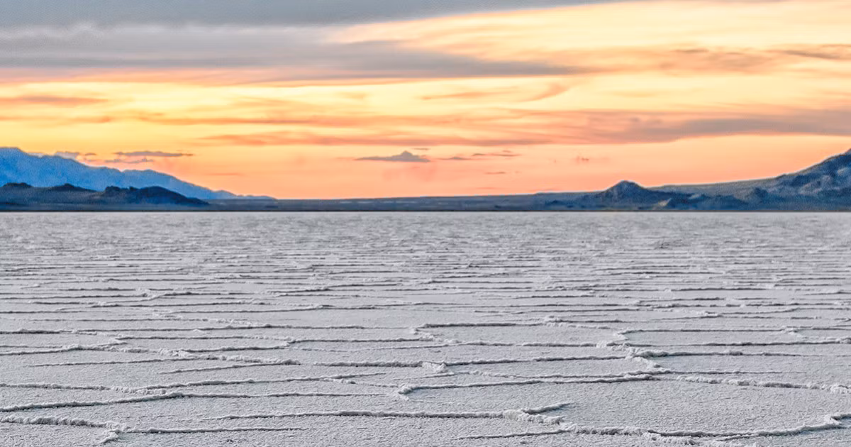 Nằm ở phía tây bắc của tiểu bang Utah, Hoa Kỳ, sa mạc Great Salt Lake là một trong những kỳ quan thiên nhiên độc đáo nhất của khu vực này. Với diện tích rộng lớn và cảnh quan đa dạng, nơi đây không chỉ thu hút những người yêu thiên nhiên mà còn là điểm đến lý tưởng cho các nhà khoa học và du khách từ khắp nơi trên thế giới. (Ảnh:Utah.com)
