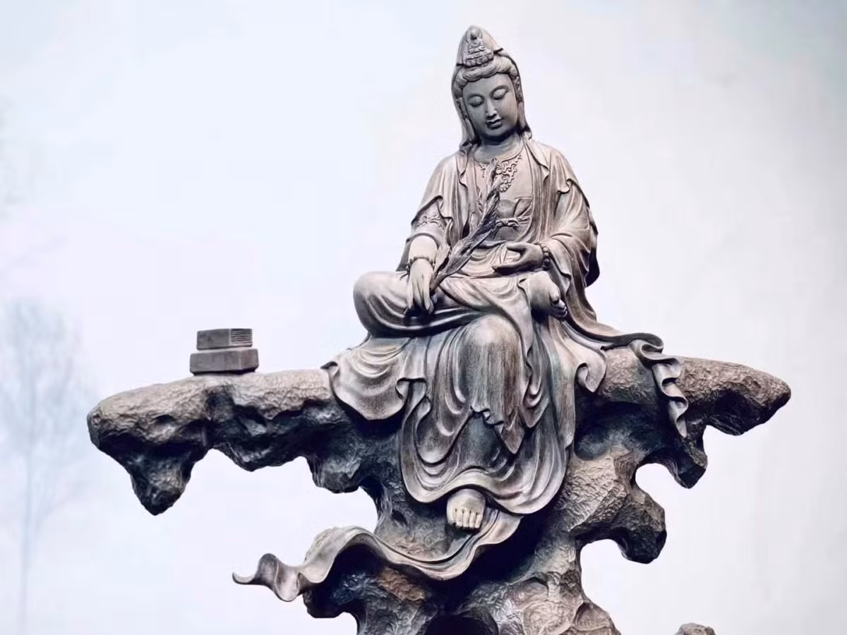 Nhờ những đặc tính này, gỗ âm trầm thường được sử dụng để chế tác các tác phẩm nghệ thuật, đồ nội thất cao cấp và các sản phẩm thủ công mỹ nghệ tinh xảo.