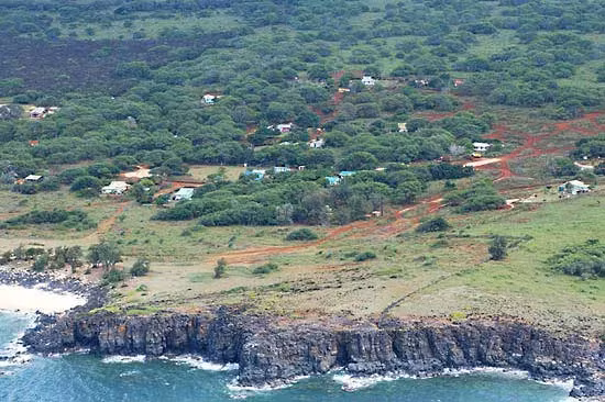 Niihau được mua lại vào năm 1864 bởi Elizabeth Sinclair từ Vương quốc Hawaii với giá 10.000 USD, tương đương khoảng 190.000 USD ngày nay. Kể từ đó, hòn đảo này thuộc quyền sở hữu tư nhân của gia đình Robinson, con cháu của Sinclair. (Ảnh:Britannica)