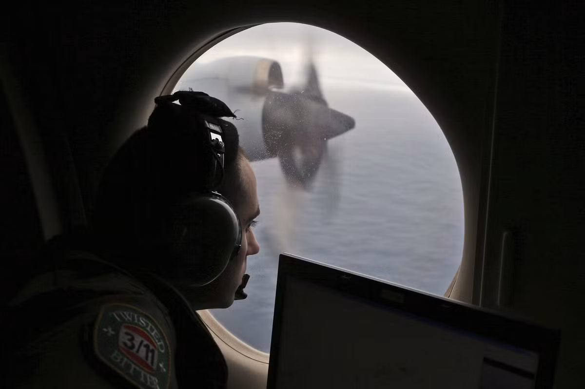 Với 239 hành khách và phi hành đoàn trên tàu, sự biến mất của MH370 đã trở thành một trong những bí ẩn lớn nhất trong lịch sử hàng không hiện đại.(Ảnh:AP News)